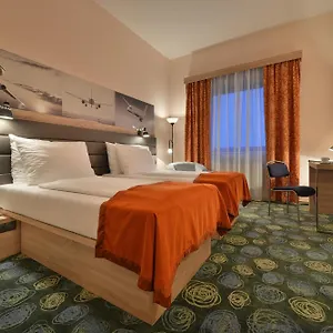 Ramada Airport Отель Прага